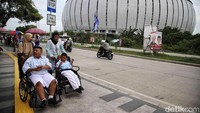 Para siswa antusias menyambut kehadiran bus khusus penyandang disabilitas tersebut.