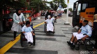 Para siswa menaiki bus itu tanpa dikenakan biaya alias gratis.