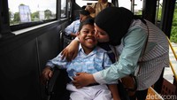 Senyum siswa saat meniki bus yang baru diluncurkan pada Rabu (17/1/2024) lalu.