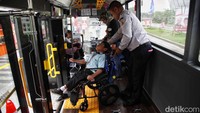 Bus itu telah dilengkapi dengan beragam fasilitas.
