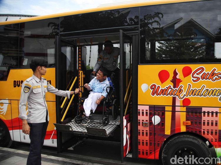 Melihat Semangat Siswa ke Sekolah dengan Bus Ramah Disabilitas