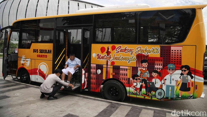 Melihat Semangat Siswa ke Sekolah dengan Bus Ramah Disabilitas Pemprov DKI Jakarta telah meluncurkan bus sekolah khusus untuk siswa penyandang disabilitas. Kehadiran bus ini menambah semangat siswa ke sekolah.
