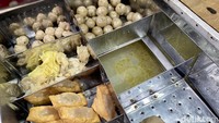 Mulai dari dumpling keju, dumpling ayam, baso aci, bakso alur, bakso urat, dan siomay. Semua topping tersebut dibuat secara homemade. Foto: detikcom