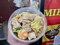 Huah! Tersambar Pedasnya Mie Jebew Rp 10.000-an