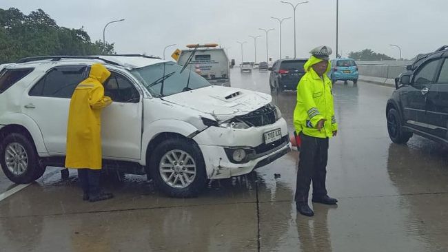 Mobil alami aquaplaning hingga menabrak pembatas jalan di Tol Desari.