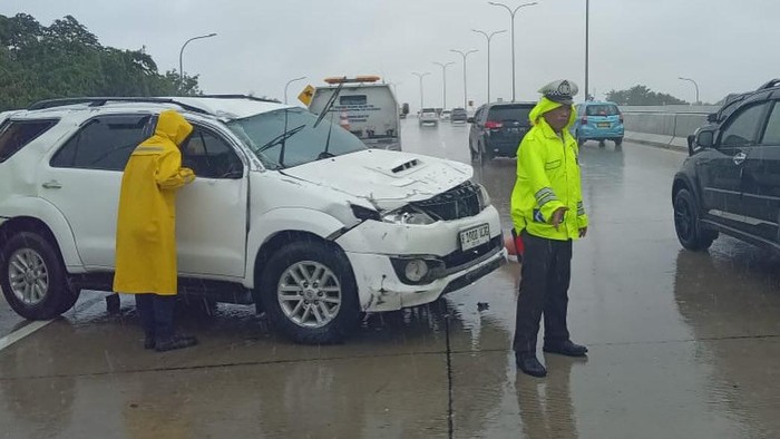 Mobil alami aquaplaning hingga menabrak pembatas jalan di Tol Desari.
