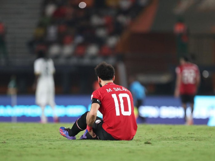 ABIDJAN, IVORY COAST - JANUARY 18: Mohamed Salah of Egypt holds his hamstring whilst on the floor with an injury during the TotalEnergies CAF Africa Cup of Nations group stage match between Egypt and Ghana at Stade Félix Houphouët-Boigny on January 18, 2024 in Abidjan, Ivory Coast. (Photo by MB Media/Getty Images)