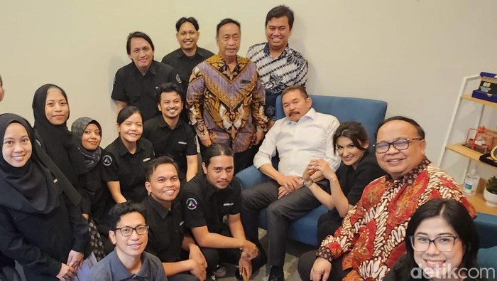 Momen hangat Jaksa Agung RI ST Burhanuddin bareng awak redaksi detikSulsel di Makassar. Foto: Dokumen detikcom