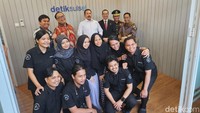 Dalam kesempatannya, Burhanuddin turut memberikan semangat kepada awak redaksi detikSulsel. Burhanuddin optimis kehadiran detikSulsel memberikan warna baru dalam penyajian berita khususnya di wilayah timur Indonesia. Burhanuddin tampak santai berbincang sembari menikmati suasana kantor. Burhanuddin ikut meneriakkan kata semangat dalam bahasa Makassar sembari berfoto bersama.