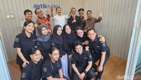Sebelum bertandang ke kantor detikSulsel, Burhanuddin lebih dulu menghadiri pengukuhan profesor kehormatan Universitas Negeri Makassar (UNM) Prof Dr Harris Arthur Haedar. Kegiatan itu berlangsung di Kampus UNM Gunungsari Baru Makassar, Jumat (19/1). Prof Harris dikukuhkan Rektor UNM Prof Husain Syam sebagai profesor dalam bidang hukum kebijakan publik. Harris Arthur diangkat dalam jabatan Profesor Kehormatan.