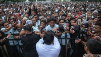 Prabowo disambut meriah ratusan ojol.