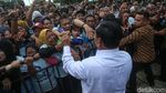 Momen Prabowo Sapa Ratusan Ojol di Lapangan Banteng