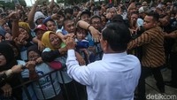 Mereka juga terlihat berdesakan untuk sekedar bersalaman dengan Prabowo.