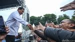 Momen Prabowo Sapa Ratusan Ojol di Lapangan Banteng
