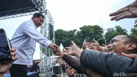 Prabowo langsung naik ke atas panggung untuk menyapa para ojol. Prabowo juga menyalami mereka dari atas panggung.