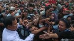 Momen Prabowo Sapa Ratusan Ojol di Lapangan Banteng
