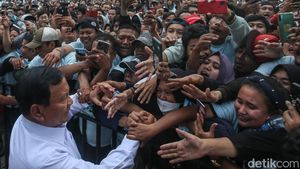 Momen Prabowo Sapa Ratusan Ojol di Lapangan Banteng