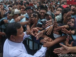 Momen Prabowo Sapa Ratusan Ojol di Lapangan Banteng
