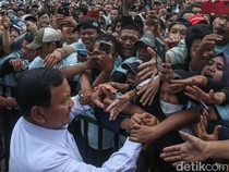 Momen Prabowo Sapa Ratusan Ojol di Lapangan Banteng
