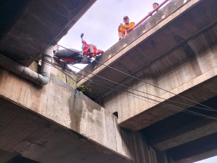 Motor korban nangkring di jembatan flyover Semarang, Jumat (19/1/2024).