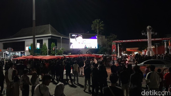 Ratusan masyarakat Kota Solo tampak memadati halaman Balai Kota dan Jalan Jenderal Sudirman untuk nobar Piala Asia 2023, Jumat (19/1/2024).