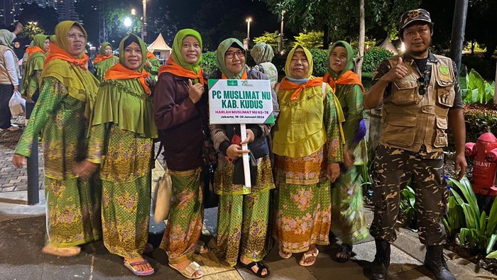 Nunu (ketiga dari kanan) bersama rombongan dari Kudus tiba di GBK Jakpus untuk mengikuti Harlah ke-78 Muslimat NU, Jumat (19/1/2023).