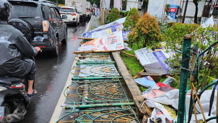 Pagar besi Taman Ampera di Jakarta Selatan (Jaksel), roboh bersamaan dengan baliho dan spanduk caleg yang terpajang (dok. Ist)