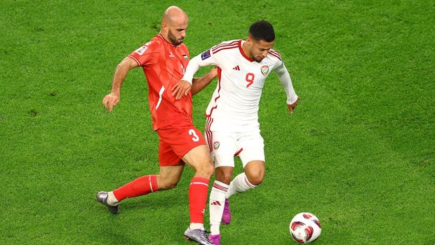 Soccer Football - AFC Asian Cup - Group C - Palestine v United Arab Emirates - Al Janoub Stadium, Al Wakrah, Qatar - January 18, 2024 Palestine's Mohammed Rashid in action with United Arab Emirates' Ali Saleh REUTERS/Molly Darlington