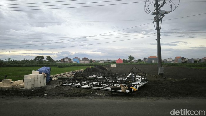 papan reklame di gresik roboh timpa pengendara motor