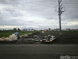 Papan Reklame Roboh Imbas Angin Kencang Timpa Pengendara Motor di Gresik