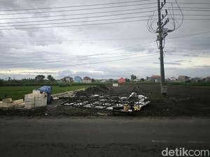 Papan Reklame Roboh Imbas Angin Kencang Timpa Pengendara Motor di Gresik
