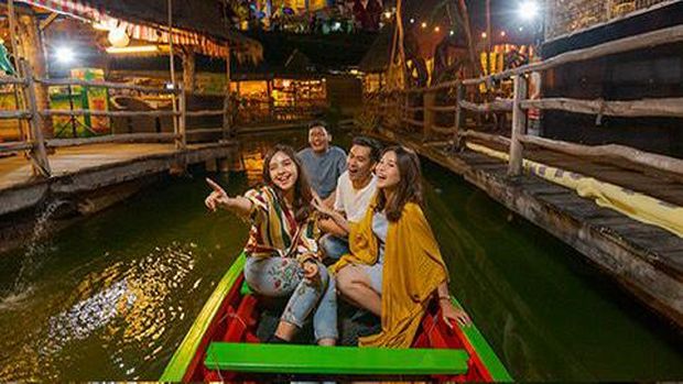 Kota Batu menawarkan pengalaman belanja yang unik di Pasar Apung. Pasar Apung adalah konsep pasar tradisional di atas air, untuk berbelanja oleh-oleh selama di Museum Angkut.pung Kota Batu