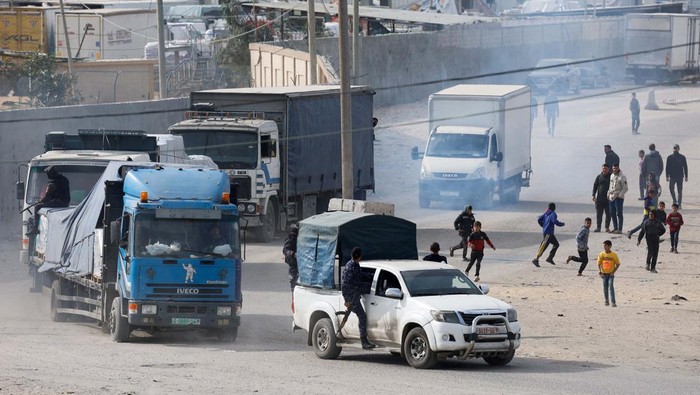 Trucks carrying aid arrive in Rafah, amid the ongoing conflict between Israel and the Palestinian Islamist group Hamas, in the southern Gaza Strip January 17, 2024. REUTERS/Mohammed Salem