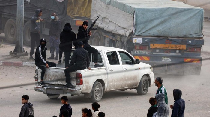 Pasukan Bersenjata Kawal Bantuan untuk Gaza Trucks carrying aid arrive in Rafah, amid the ongoing conflict between Israel and the Palestinian Islamist group Hamas, in the southern Gaza Strip January 17, 2024. REUTERS/Mohammed Salem