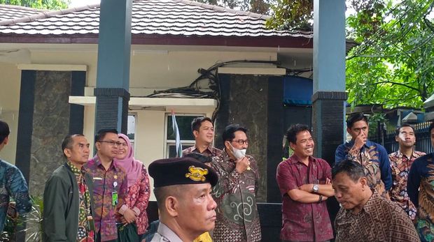 Pejabat Badan Pangan Nasional (Bapanas) menemui para petani yang berdemo di Kantor Kementan/Dok: Martyasari Rizky
