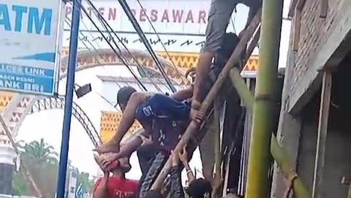 Pekerja bangunan di Pesawaran dievakuasi usai tersengat listrik.