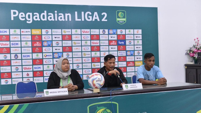 Pelatih Persela Djajang Nurjaman