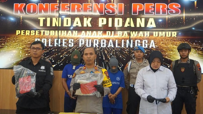 Dua tersangka yang merupakan ayah tiri dan ibu kandung korban dalam kasus persetubuhan diamankan Polres Purbalingga, Jumat (19/1/2024).