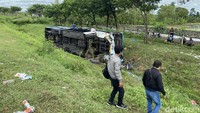 Bus yang membawa rombongan SMAN 1 Sidoarjo yang mengalami kecelakaan di Tol Ngawi, saat ini masih dalam kondisi terguling di parit dekat jalan Tol Ngawi.