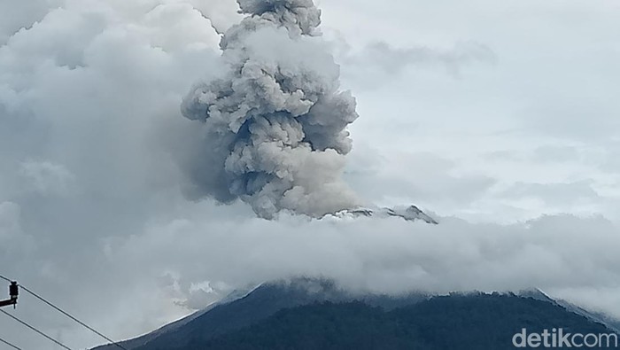 Penampakan erupsi Gunung Lewotobi Laki-laki dari Pos Pengamatan Gunung Api Lewotobi di Desa Pululera, Flores Timur, Kamis (18/1/2024). (Foto: Yurgo Purab/detikBali)