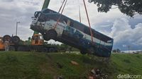 Bus Rombongan SMAN 1 Sidoarjo Yang Kecelakaan Di Tol Ngawi Dievakuasi