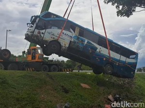 Bus Rombongan SMAN 1 Sidoarjo yang Kecelakaan di Tol Ngawi Dievakuasi