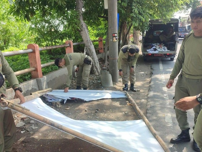 Pencopotan alat peraga kampanye (APK) di Surabaya