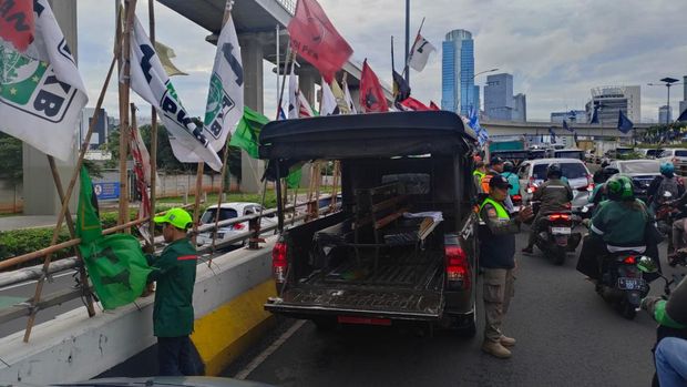 Penertiban bendera partai politik (Parpol) di Flyover Kuningan Barat, Jakarta. Foto: dok.istimewa