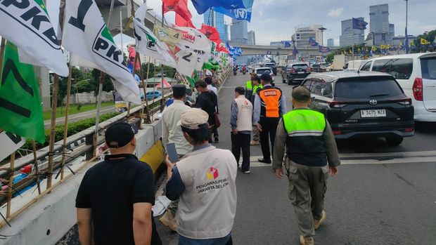 Penertiban bendera partai politik (Parpol) di Flyover Kuningan Barat, Jakarta. Foto: dok.istimewa