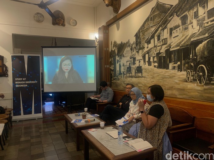 Pengenalan buku ‘Misguided Democracy in Malaysia and Indonesia-Digital Propaganda in Souteast Asia’, karya Ika Idris dan Nurrianti Jalli, di Bakoel Koffie, Cikini, Jakarta, 19 Januari 2023. (Mulia Budi/detikcom)