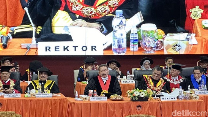 Pengukuhan Profesor Kehormatan Head of Legal Corporate Lion Air, Harris Arthur Haedar di UNM Makassar.