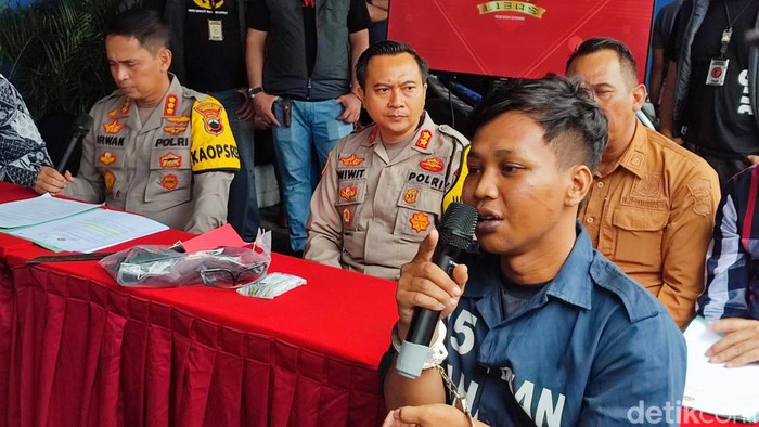 Perampok bersenjata, Reza saat dihadirkan dalam jumpa pers di Pos Satlantas Polrestabes Semarang, Jalan Simpang Lima, Jumat (19/1/2024).