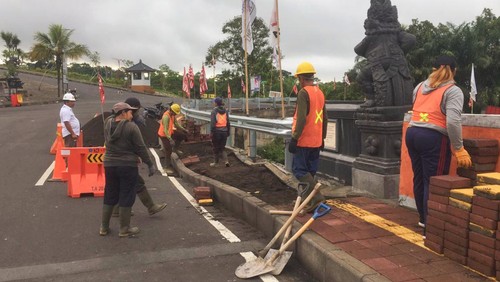 Perbaikan trotoar jembatan Titi Sudamala, Besakih yang mengalami kerusakan hingga nyaris jebol akibat hujan, Jumat (19/1/2024). (istimewa)