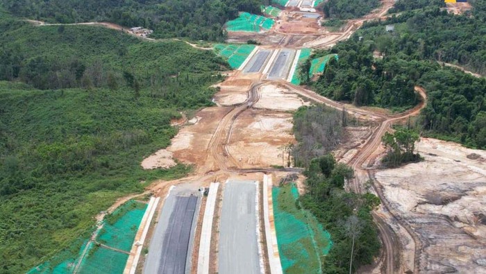Jalan Tol IKN tengah dibangun. Begini penampakannya.